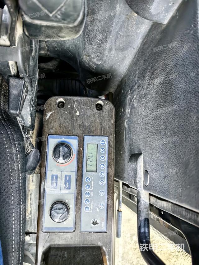 座椅左側(cè)控制臺/音響/含左手柄（駕駛室部分）