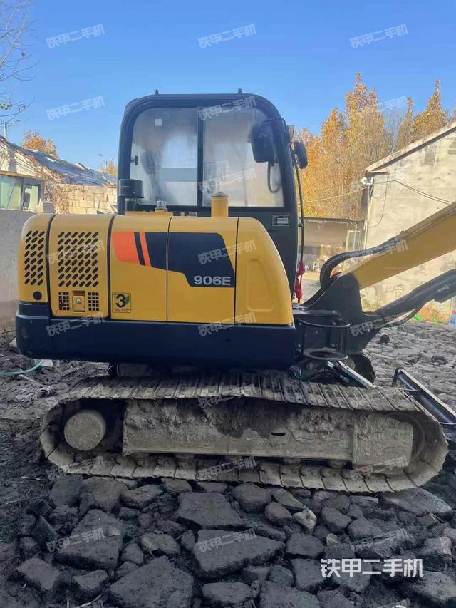 單側(cè)履帶整體(整機(jī)外觀) 單側(cè)履帶整體(整機(jī)外觀)