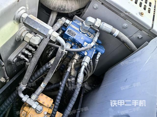 回轉(zhuǎn)馬達(dá)和主控閥（整機(jī)外觀）