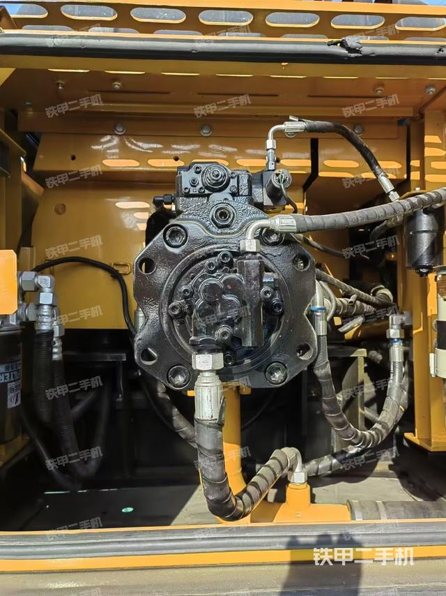 液壓泵艙室正面整體(整機外觀) 液壓泵艙室正面整體(整機外觀)