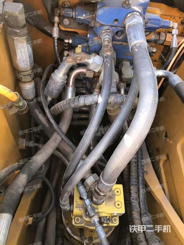 回轉(zhuǎn)馬達(dá)和主控閥（整機(jī)外觀）