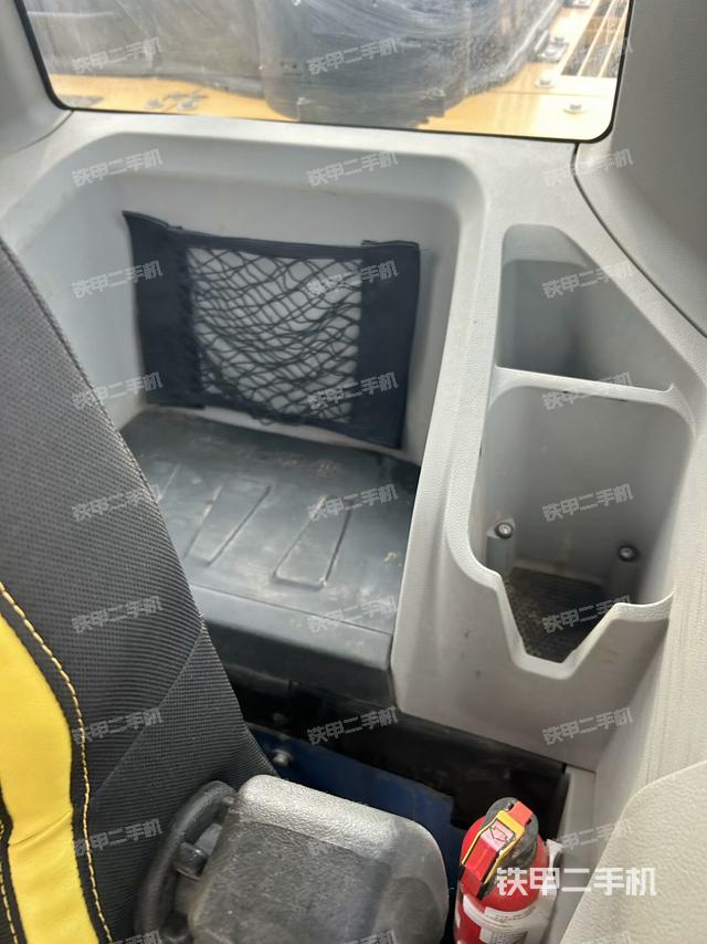 行走控制手柄和踏板?俯拍（駕駛室部分）