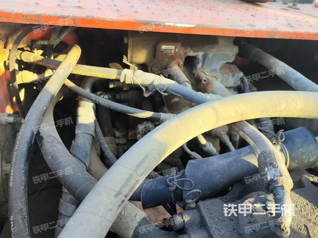 駕駛室頂部(整機(jī)外觀) 駕駛室頂部(整機(jī)外觀)