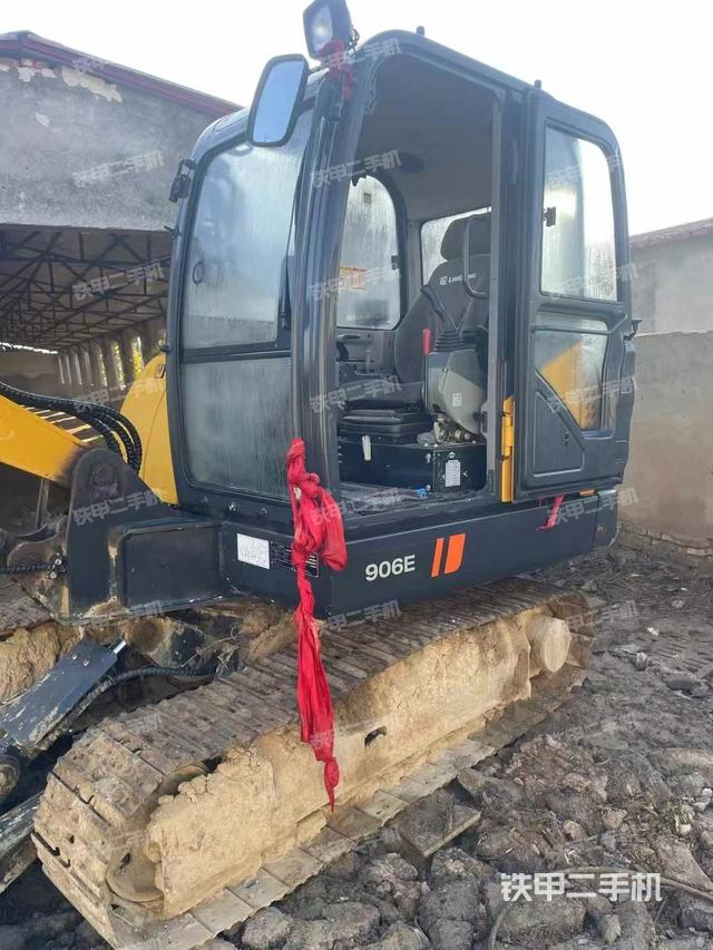 駕駛室頂部(整機(jī)外觀) 駕駛室頂部(整機(jī)外觀)