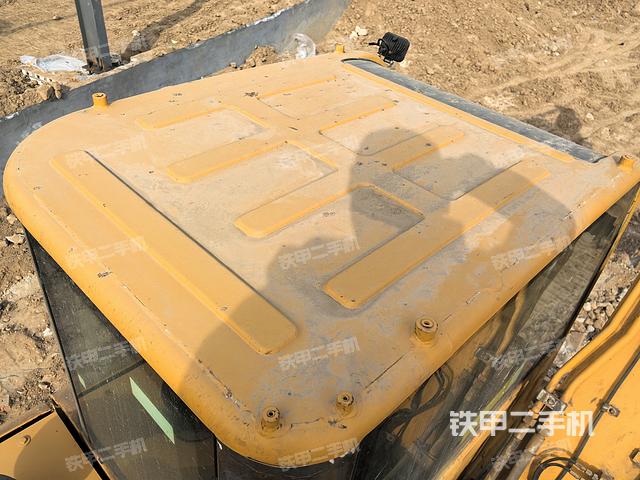 駕駛室頂部(整機(jī)外觀) 駕駛室頂部(整機(jī)外觀)
