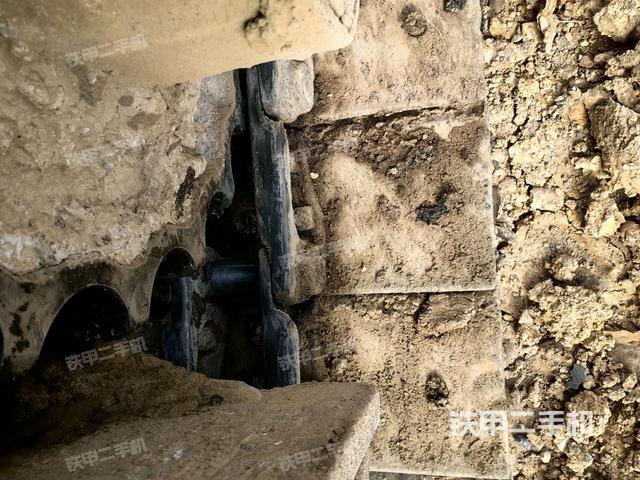 左驅(qū)動輪（行走機構(gòu)）