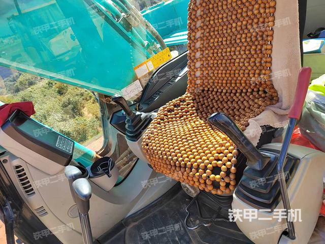 駕駛室整體(整機(jī)外觀) 駕駛室整體(整機(jī)外觀)