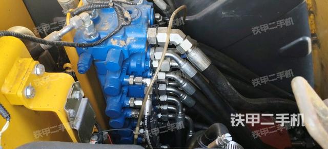 回轉(zhuǎn)馬達(dá)和主控閥（整機(jī)外觀）