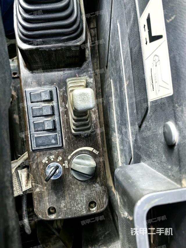 座椅右側(cè)控制臺/鑰匙門/油門/含右手柄（駕駛室部分）