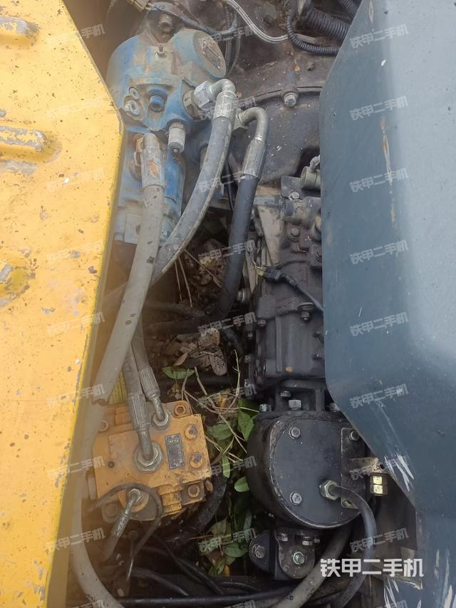 液壓泵艙室正面整體(整機(jī)外觀) 液壓泵艙室正面整體(整機(jī)外觀)