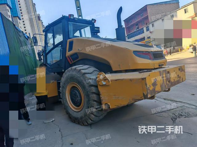 柳工CLG6126E压路机的设备实拍-第3张实拍照片