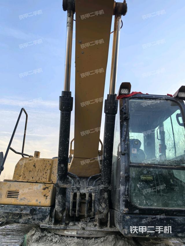 大臂油缸整体 竖拍（工作和回转装置）