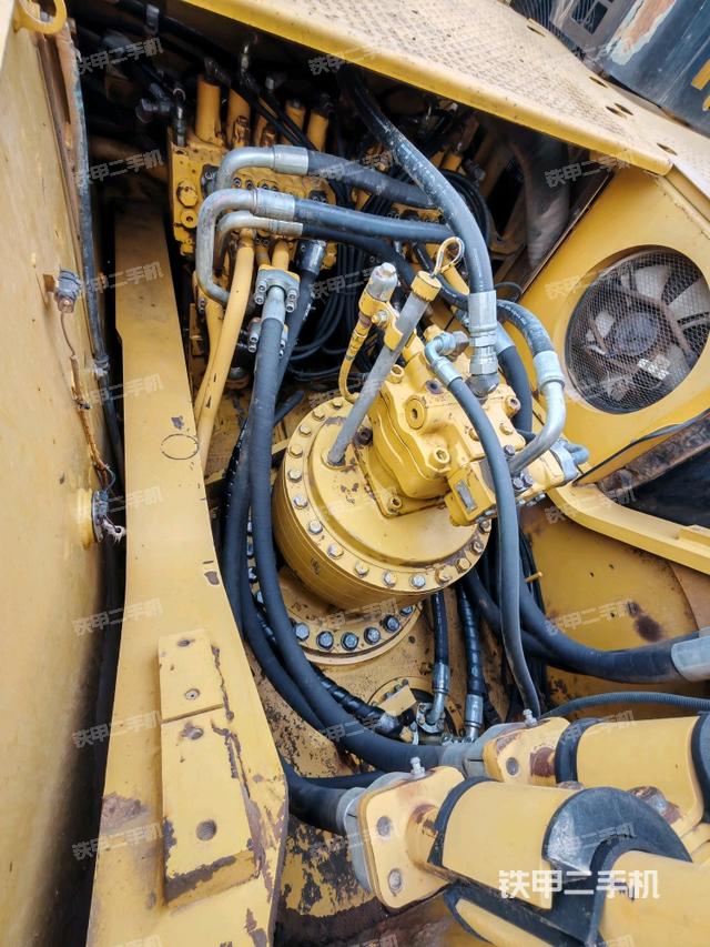 回转马达和主控阀（整机外观）