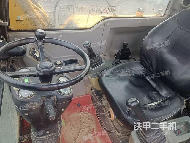 駕駛室整體(整機(jī)外觀) 駕駛室整體(整機(jī)外觀)