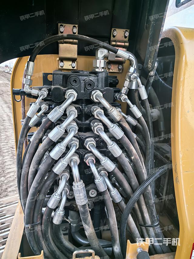 回转马达和主控阀（整机外观）