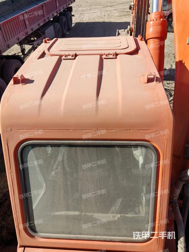 駕駛室頂部(整機(jī)外觀) 駕駛室頂部(整機(jī)外觀)