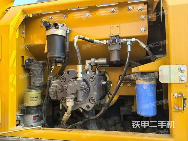 液壓泵艙室正面整體（整機外觀）