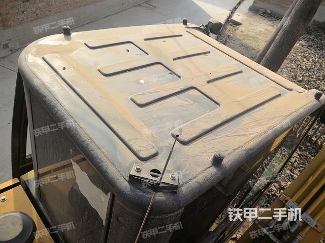 駕駛室頂部(整機(jī)外觀) 駕駛室頂部(整機(jī)外觀)