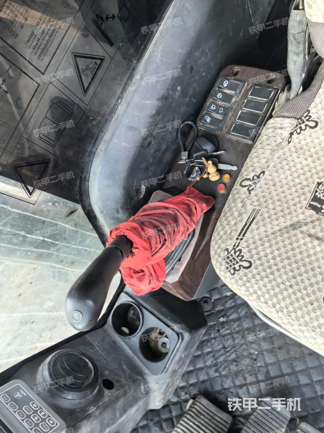 座椅右側(cè)控制臺(tái)/鑰匙門/油門/含右手柄（駕駛室部分）