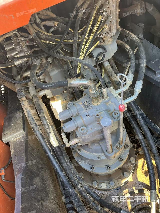 回轉(zhuǎn)馬達(dá)和主控閥(整機(jī)外觀) 回轉(zhuǎn)馬達(dá)和主控閥(整機(jī)外觀)