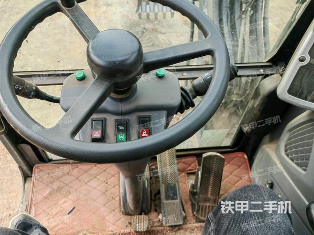 行走控制手柄和踏板?俯拍(駕駛室部分) 行走控制手柄和踏板?俯拍(駕駛室部分)