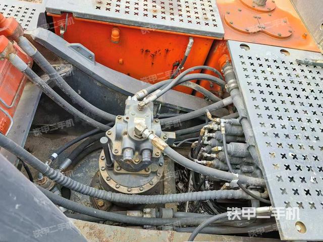 回轉(zhuǎn)馬達(dá)和主控閥（整機(jī)外觀）