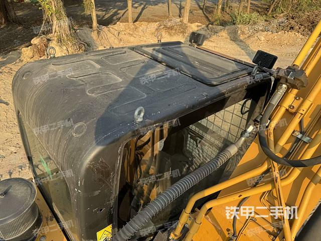 駕駛室頂部（整機外觀）