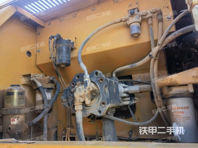 液壓泵艙室正面整體(整機外觀) 液壓泵艙室正面整體(整機外觀)