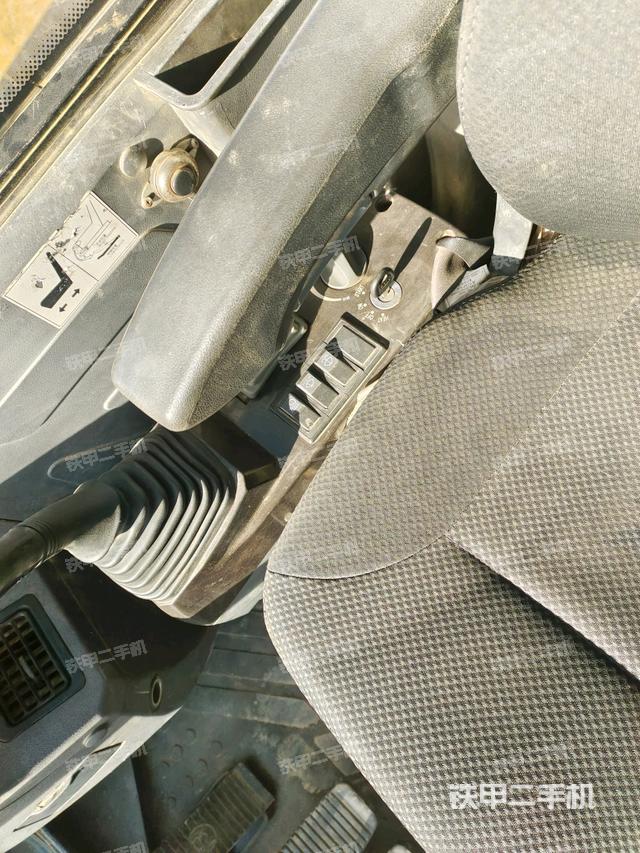 座椅右側控制臺/鑰匙門/油門/含右手柄（駕駛室部分）