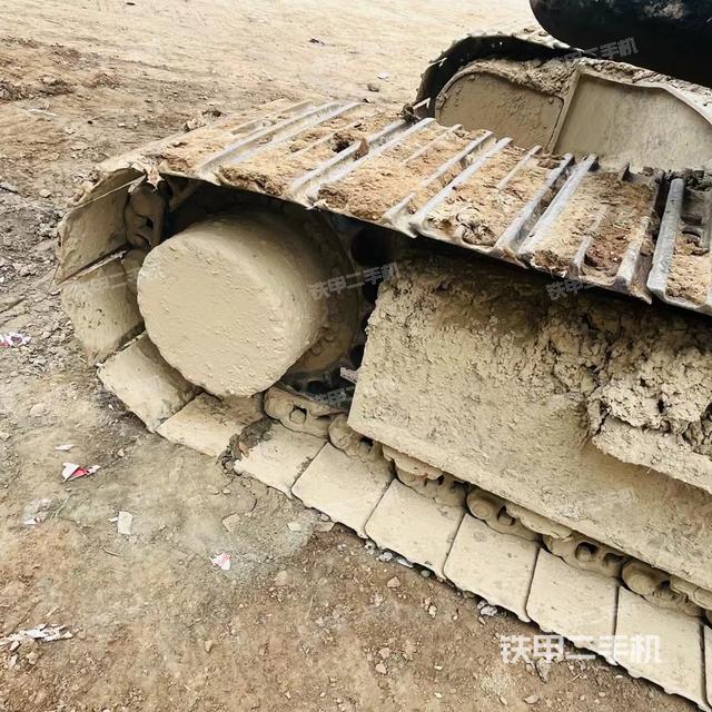 單側(cè)履帶整體(整機(jī)外觀) 單側(cè)履帶整體(整機(jī)外觀)