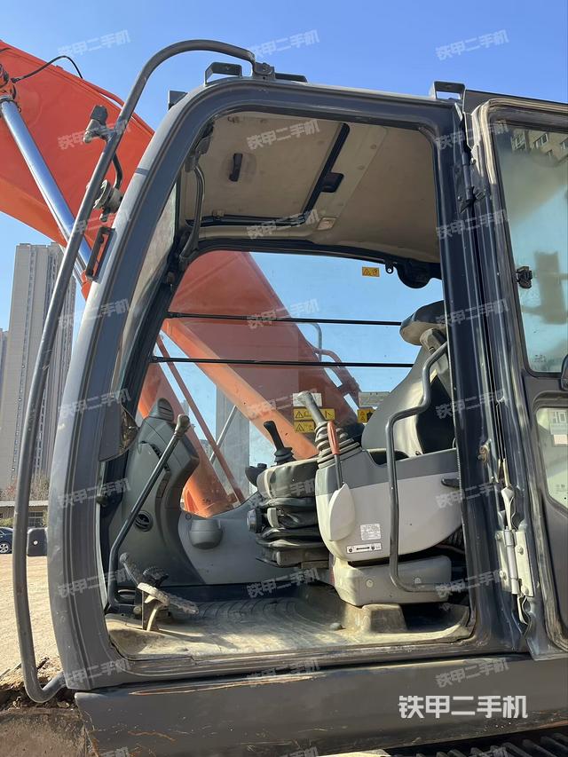 駕駛室整體(整機(jī)外觀) 駕駛室整體(整機(jī)外觀)