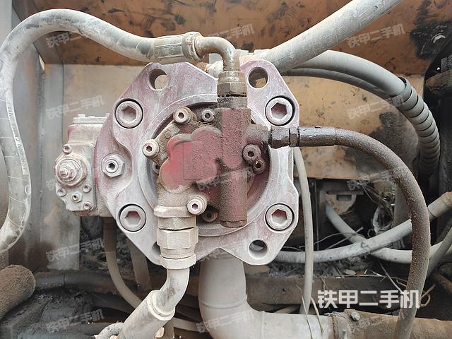 液压泵舱室正面整体（整机外观）