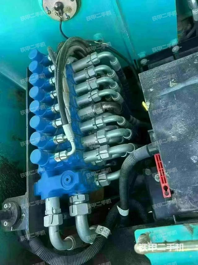 回轉(zhuǎn)馬達(dá)和主控閥（整機(jī)外觀）