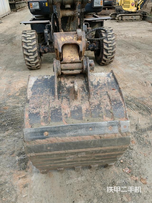 鏟斗右后整體(工作和回轉(zhuǎn)裝置) 鏟斗右后整體(工作和回轉(zhuǎn)裝置)