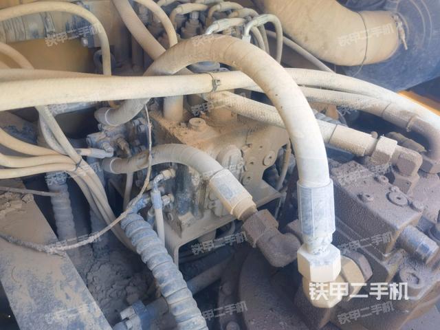 回轉馬達和主控閥(整機外觀) 回轉馬達和主控閥(整機外觀)