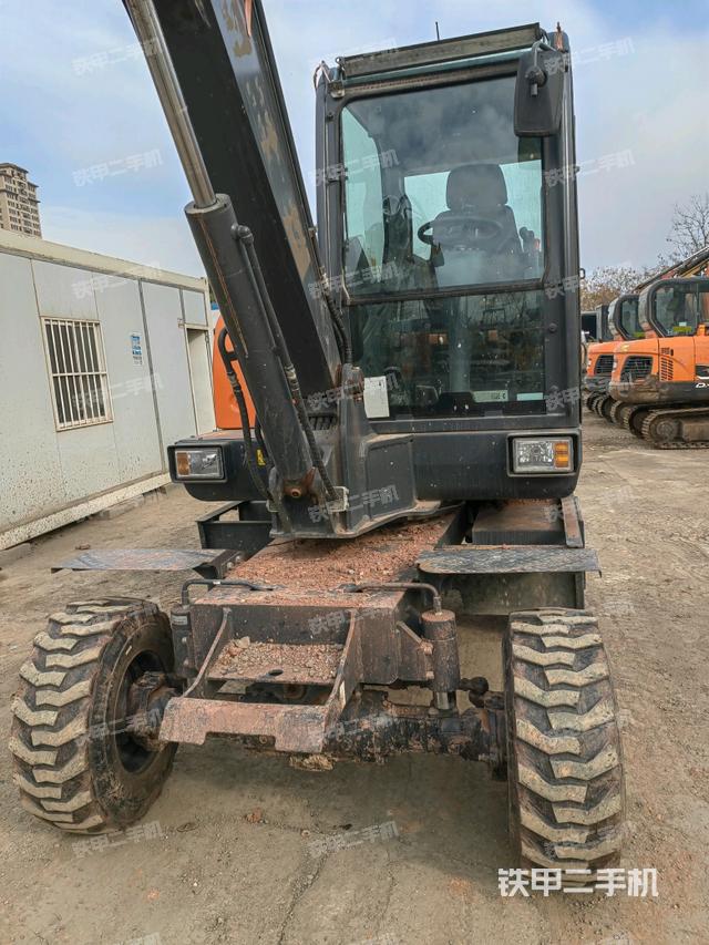 轉(zhuǎn)盤和下車架正前(工作和回轉(zhuǎn)裝置) 轉(zhuǎn)盤和下車架正前(工作和回轉(zhuǎn)裝置)