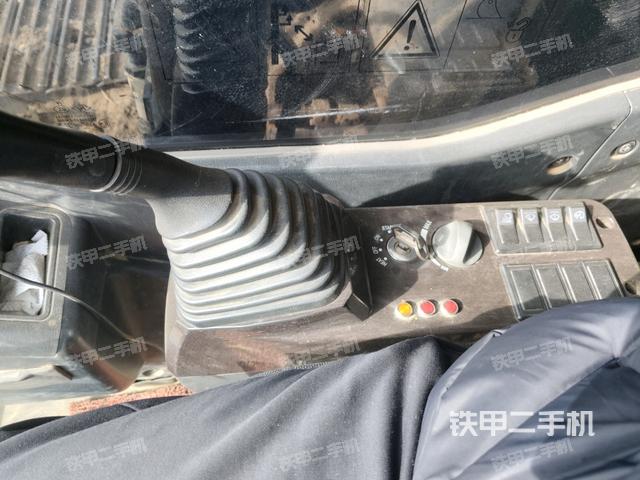 座椅右側(cè)控制臺/鑰匙門/油門/含右手柄（駕駛室部分）