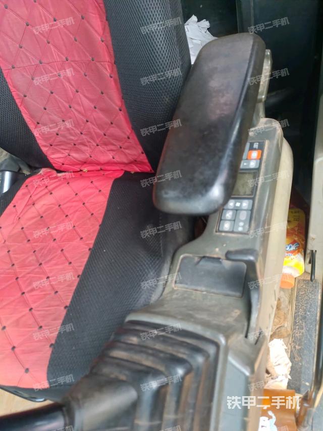 座椅右側控制臺/鑰匙門/油門/含右手柄（駕駛室部分）