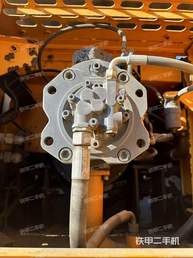 液壓泵艙室正面整體（整機(jī)外觀）