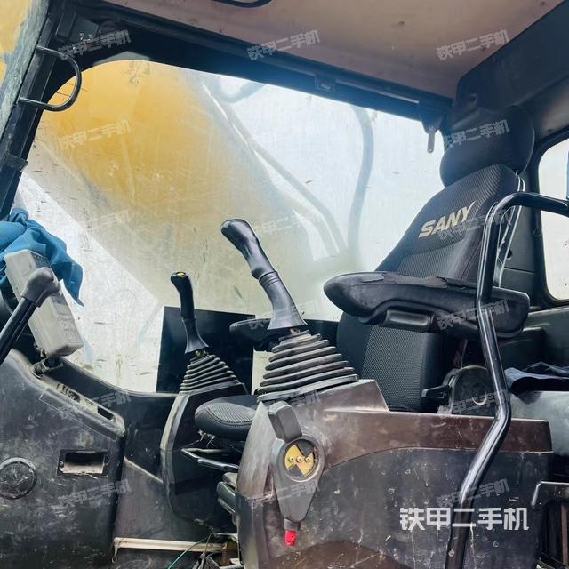 駕駛室整體(整機(jī)外觀) 駕駛室整體(整機(jī)外觀)