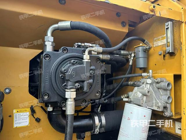 液壓泵艙室正面整體（整機外觀）