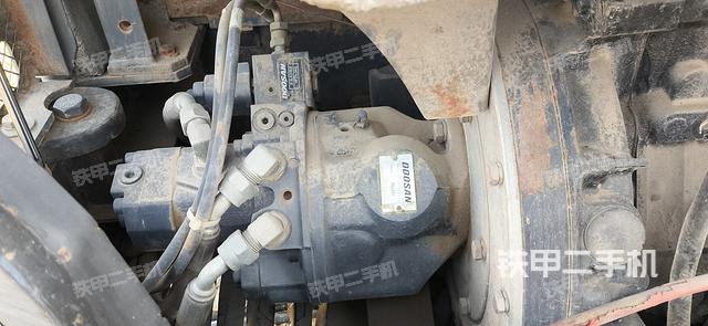 液压泵舱室正面整体（整机外观）