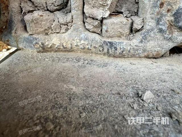 單側(cè)履帶整體(整機外觀) 單側(cè)履帶整體(整機外觀)