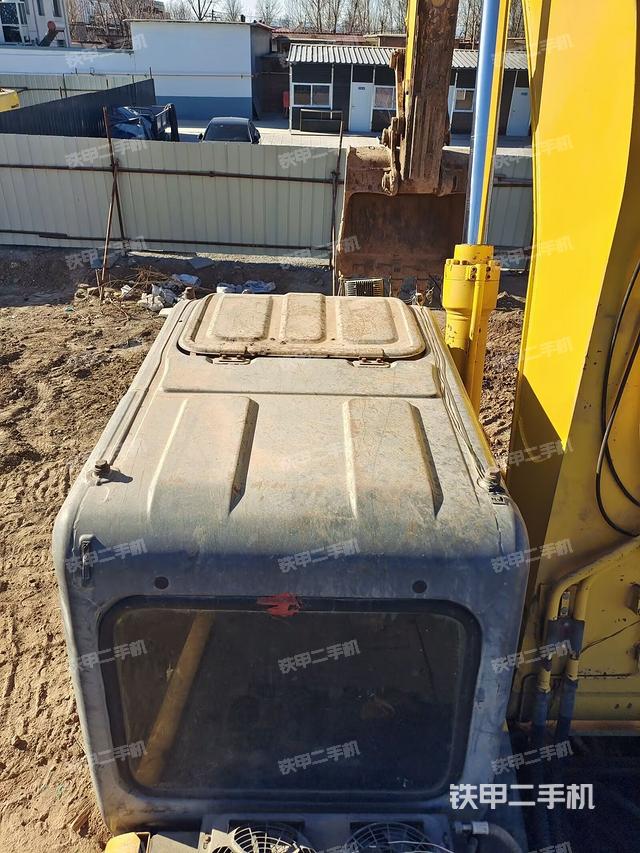 駕駛室頂部(整機(jī)外觀) 駕駛室頂部(整機(jī)外觀)