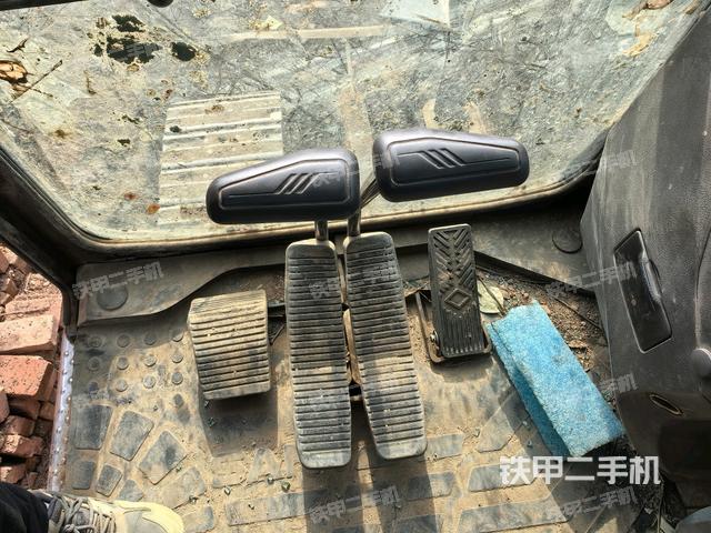 行走控制手柄和踏板?俯拍（駕駛室部分）