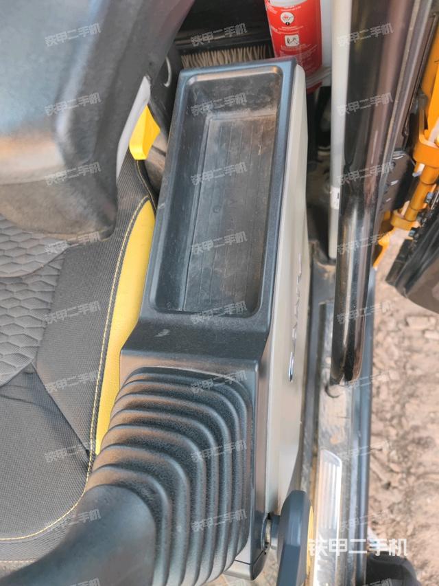 座椅右側(cè)控制臺/鑰匙門/油門/含右手柄（駕駛室部分）