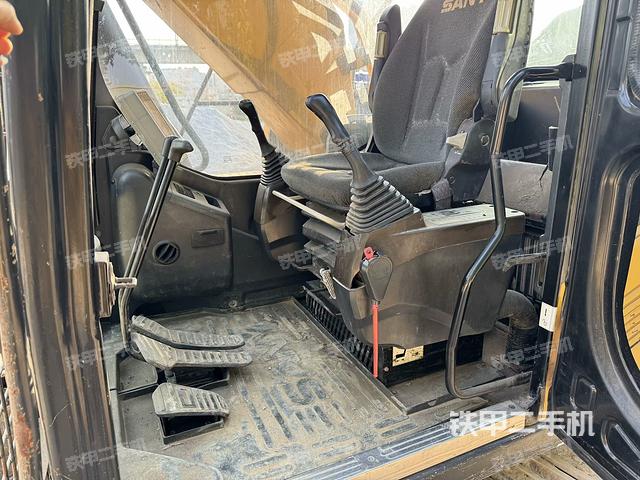 駕駛室整體（整機外觀）