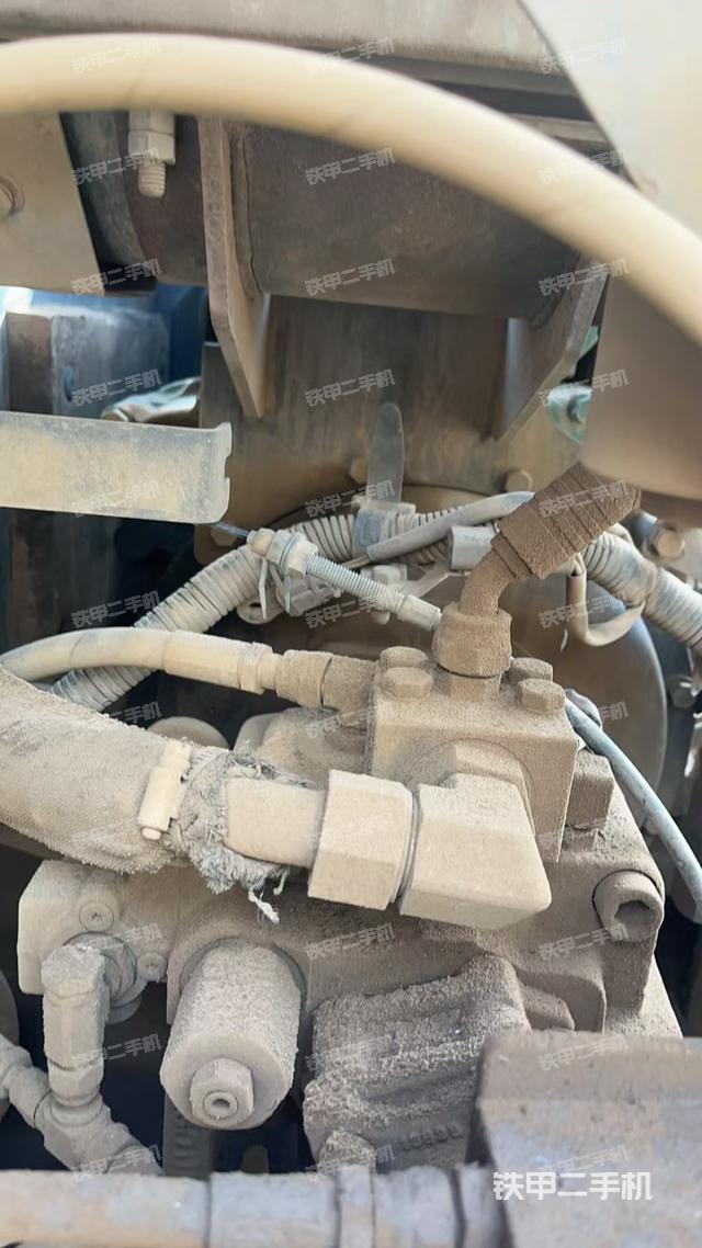 液压泵舱室正面整体（整机外观）