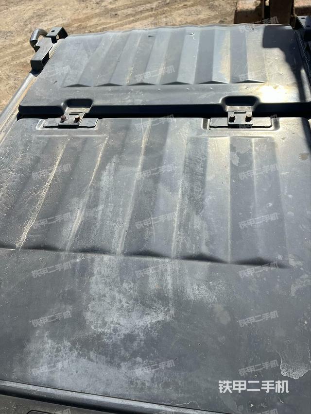 駕駛室頂部(整機(jī)外觀) 駕駛室頂部(整機(jī)外觀)