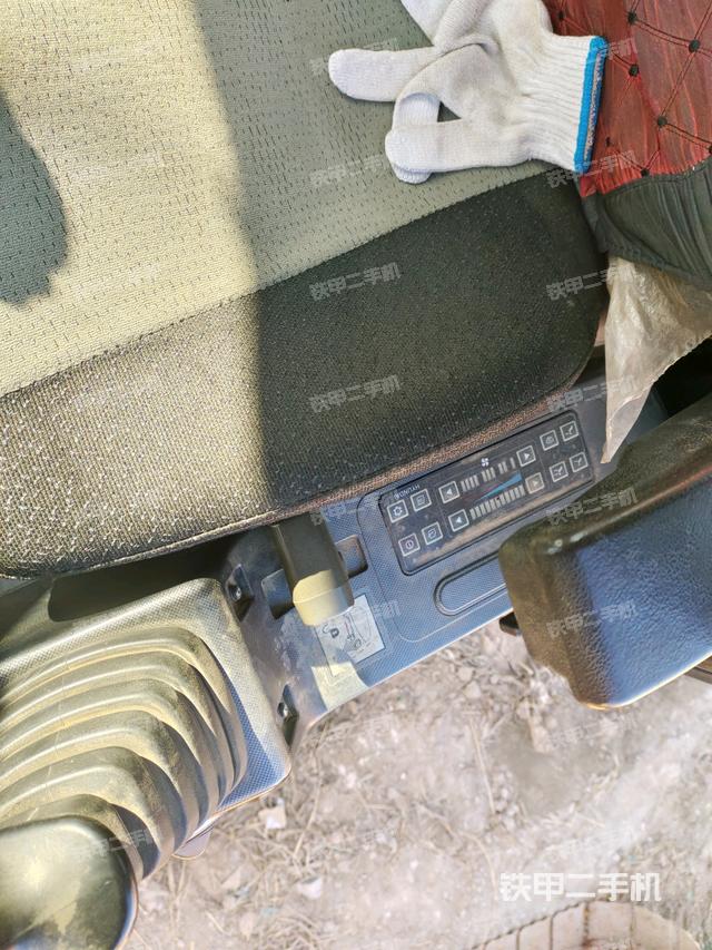 行走控制手柄和踏板?俯拍（駕駛室部分）